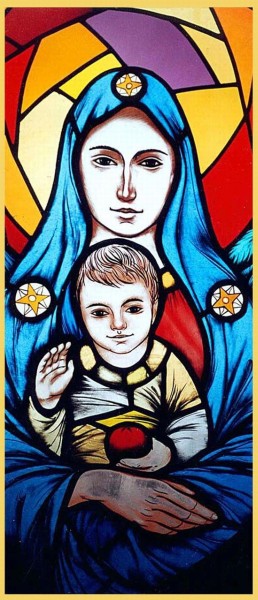 Szűz Mária Isten anyja, Béke királynője (fotó: Stella Katolikus Egyházi Üdülő kápolna ablak)