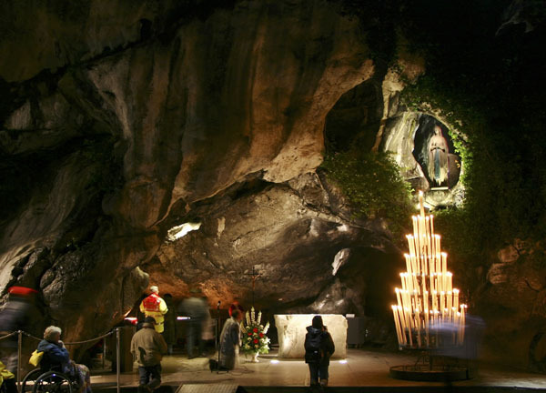 Fénykép a Lourdes-i barlangról