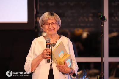 2025 díjazottja: Kuti Sándorné Dr. Kovács Mária a kiskunhalasi alsóvárosi plébánia karitászcsoportjának vezetője 2025 díjazottja: Kuti Sándorné Dr. Kovács Mária a kiskunhalasi alsóvárosi plébánia karitászcsoportjának vezetője