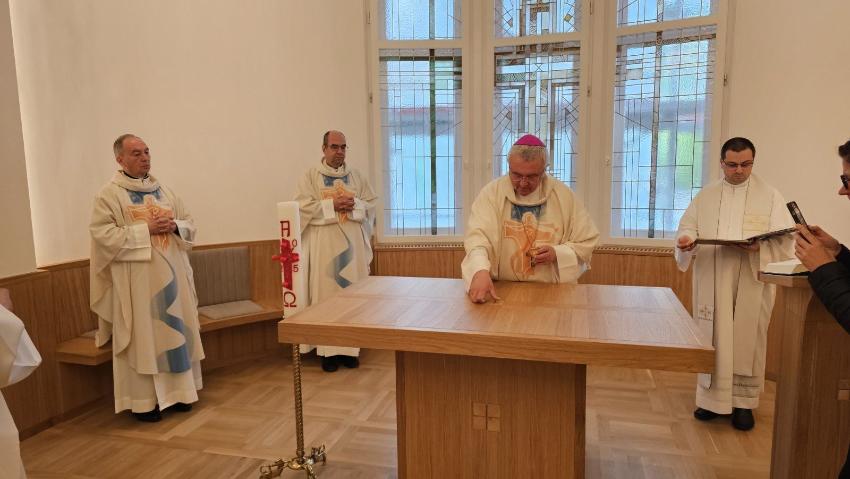 Veres András megáldotta az MKPK székház megújult kápolnáját Veres András megáldotta az MKPK székház megújult kápolnáját