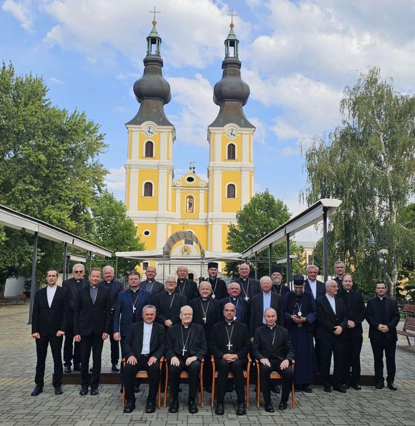 Csoportkép az MKPK tagjairól a máriapócsi kegytemplom előtt Csoportkép az MKPK tagjairól a máriapócsi kegytemplom előtt