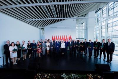 Államalapításunk évfordulója alkalmából több helyszínen is egyházi személyek vehettek át állami és helyi kitüntetéseket. Államalapításunk évfordulója alkalmából több helyszínen is egyházi személyek vehettek át állami és helyi kitüntetéseket.